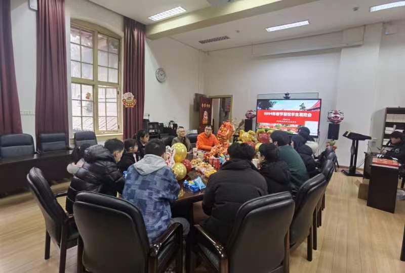 会议室里的人们 中度可信度描述已自动生成 会议室里的人们 中度可信度描述已自动生成