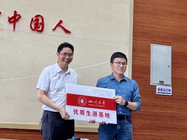 图片包含 男人, 人, 建筑, 标志描述已自动生成 图片包含 男人, 人, 建筑, 标志描述已自动生成