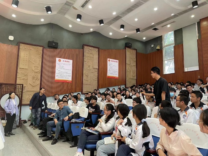 人们在看台上的人群中度可信度描述已自动生成 人们在看台上的人群中度可信度描述已自动生成