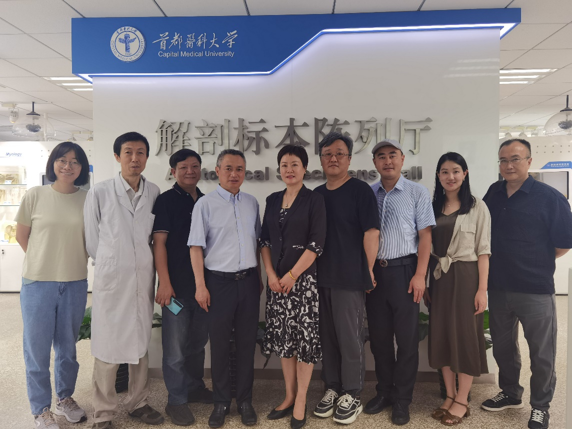 一群人站在一起合影描述已自动生成 一群人站在一起合影描述已自动生成